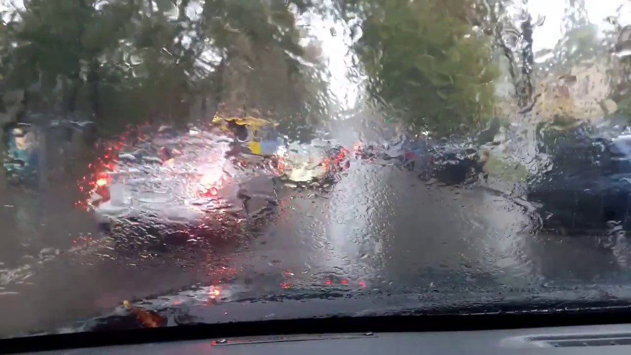 Как правильно ездить в дождь на машине?