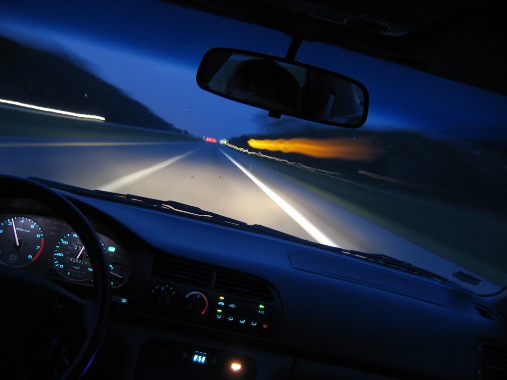 Ночные поездки требуют от водителя особой внимательности