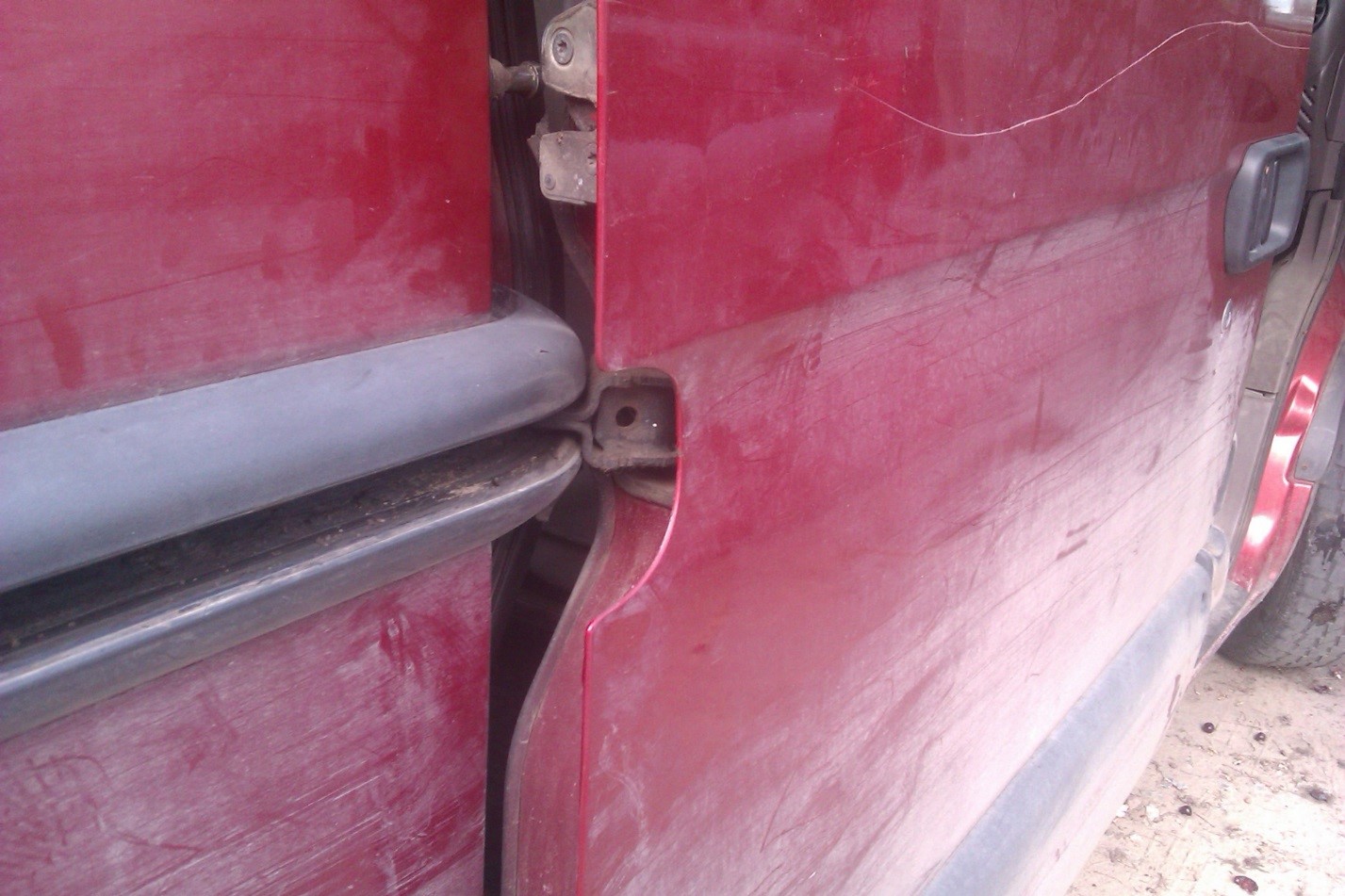 Раздвижной дверной механизм в фургонах – сложнее традиционного, его ремонт – более непростая задача